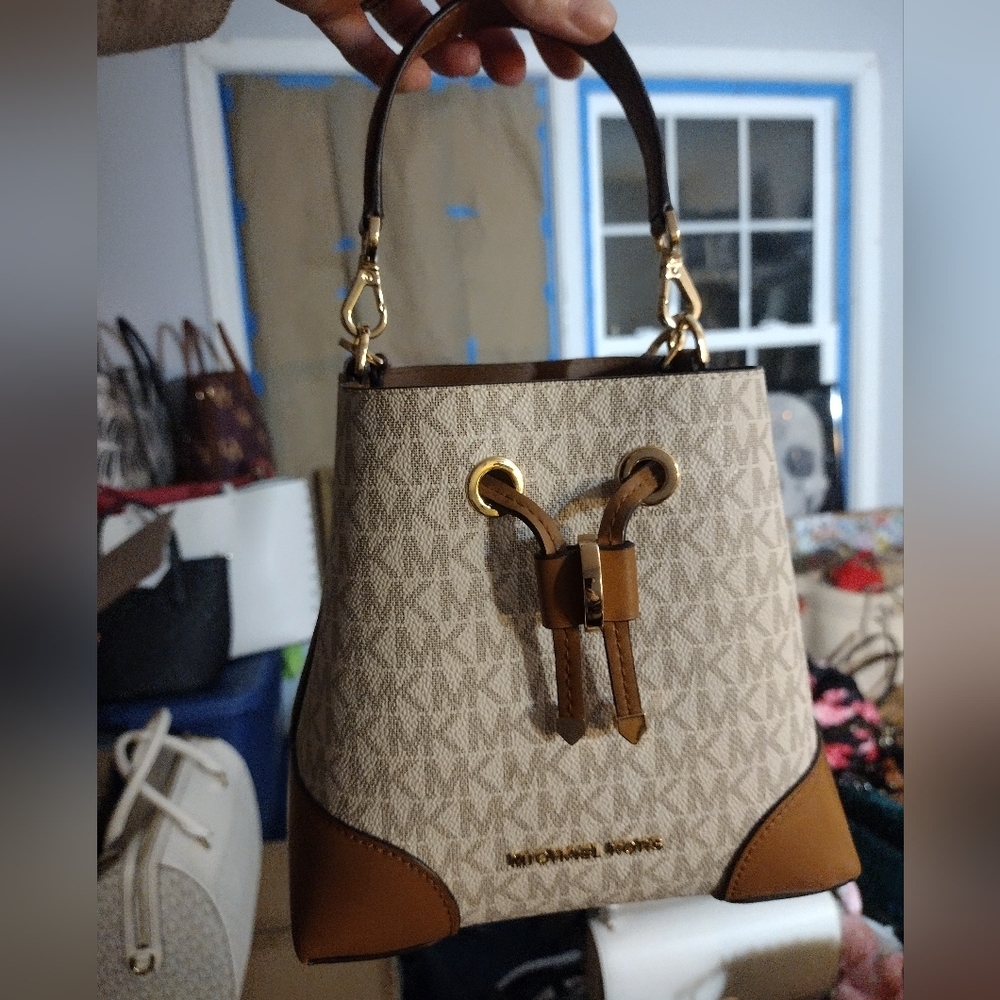NWOT Michael Kors Mercer Small Logo Bucket Bag